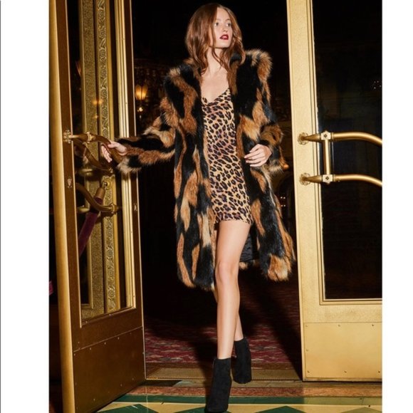 Alice + Olivia Dresses & Skirts - NWT Alice + Olivia Harmony Leopard Plus Size Dress